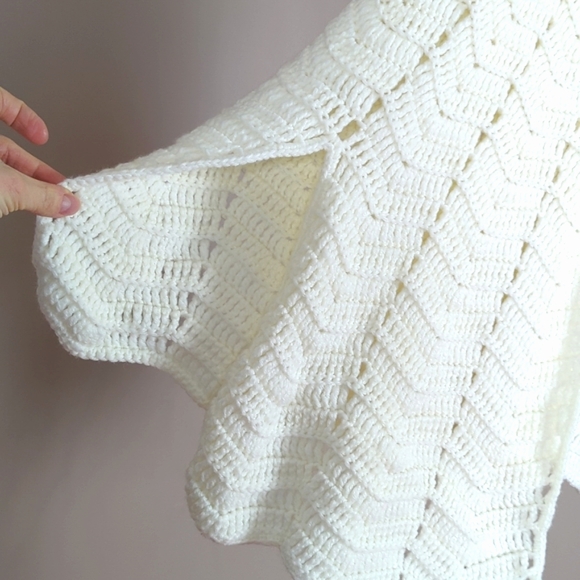 Vintage white hand crafted crochet cape - Picture 3 of 7